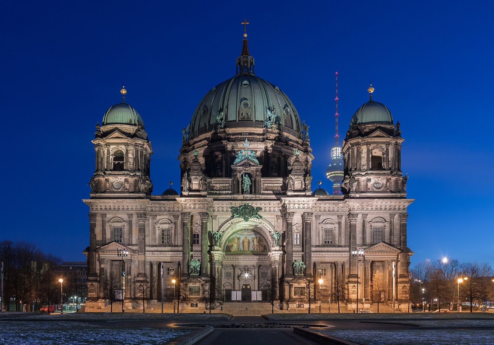 Die grün gekuppelte Westfassade des Berliner Doms zur blauen Stunde, rechts dahinter der Fernsehturm