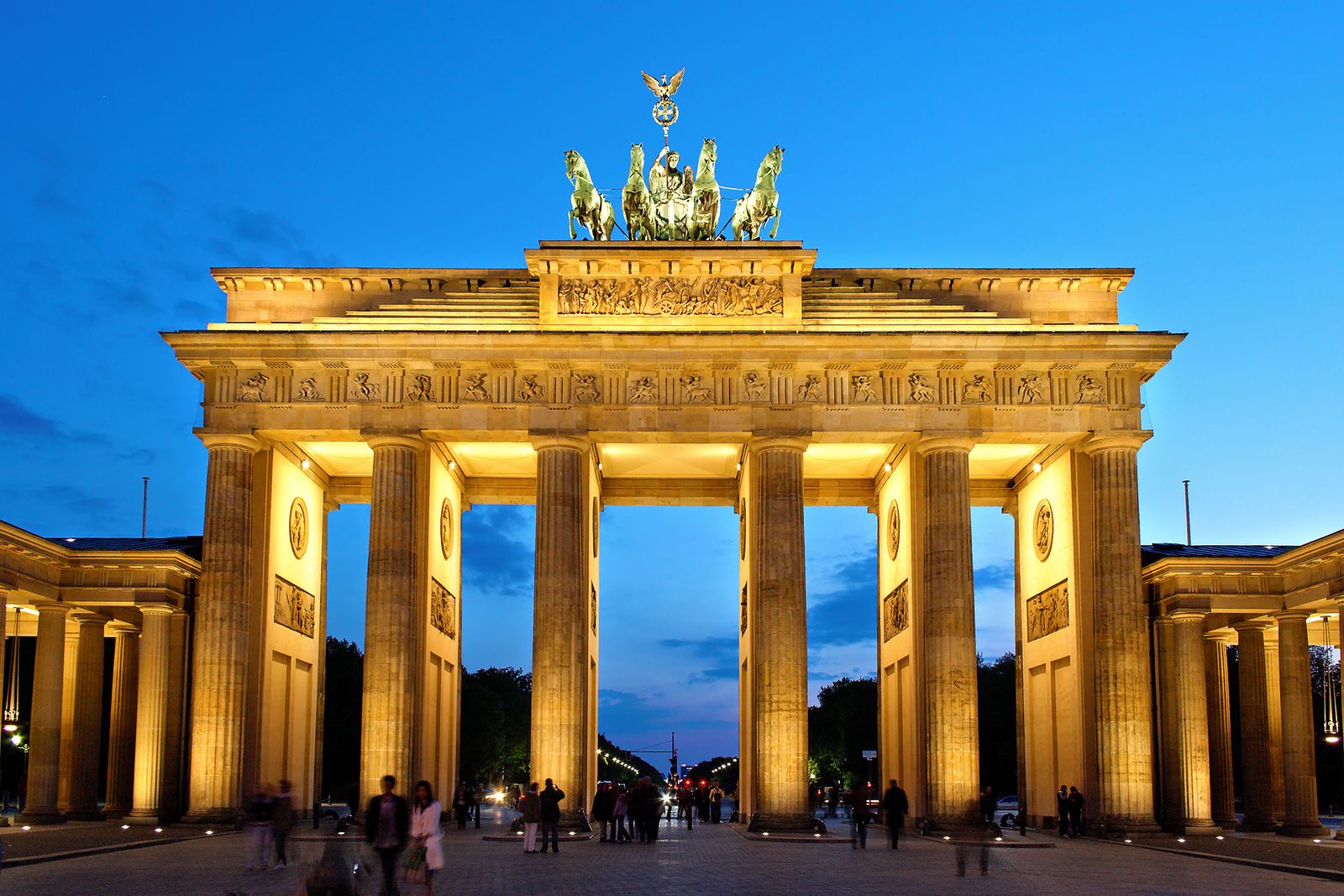 Das beleuchtete Brandenburger Tor mit Quadriga zur blauen Stunde, vom Pariser Platz aus aufgenommen