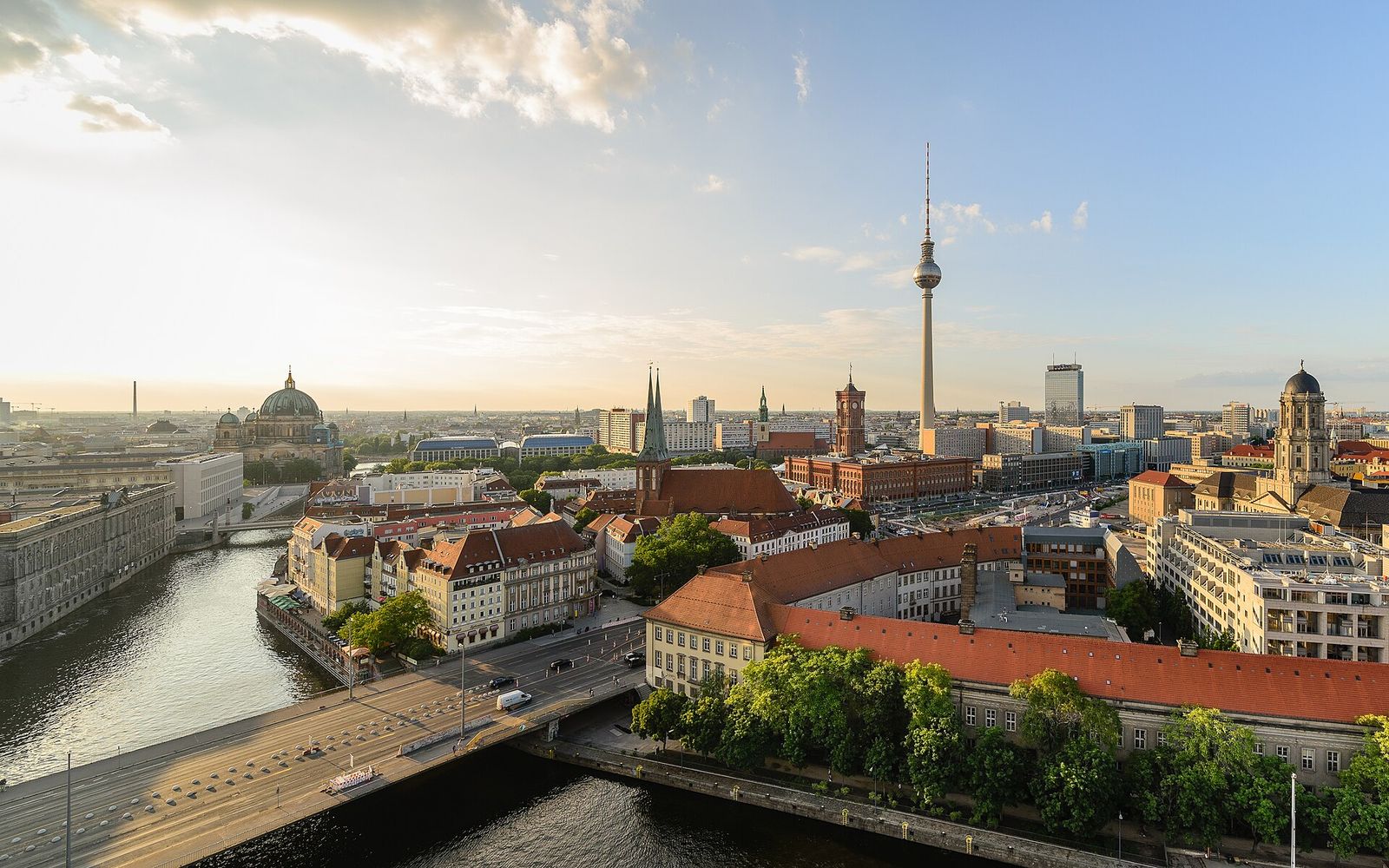 Von der Fischerinsel über die Spree: Berlin-Mitte mit Fernsehturm, Dom, Nikolaikirche und Rotem Rathaus im warmen Licht